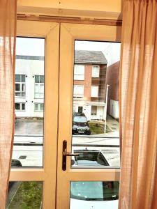 eine Tür zu einem Fenster mit Straßenblick in der Unterkunft 5 Bedroom Contractors Accommodation in Dartford Kent - Spacious Holiday Home - Close To Dartford Crossing - Close To City Centre in Dartford