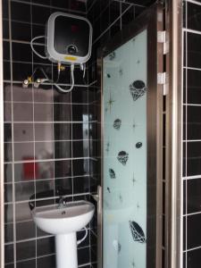 Ένα μπάνιο στο Promise Arena Service Apartments