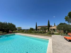 Piscina de la sau aproape de Au Clair Ventoux B & B - SPA +80 fotografii