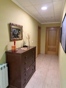 duży pokój z komodą i drzwiami w obiekcie Hostal Restaurante Pinarejo w mieście A Lanzada