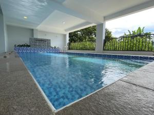 ein Schwimmbad mit blauen Fliesen in einem Haus in der Unterkunft The Grounds Hotel in San Jose del Monte