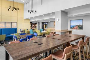 Posezení v ubytování Hampton Inn & Suites Moline-Quad City Int'l Aprt