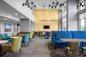 TV a/nebo společenská místnost v ubytování Hampton Inn & Suites Moline-Quad City Int'l Aprt