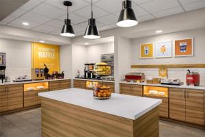 Kuchyň nebo kuchyňský kout v ubytování Hampton Inn & Suites Moline-Quad City Int'l Aprt