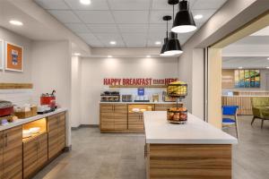 Kuchyň nebo kuchyňský kout v ubytování Hampton Inn & Suites Moline-Quad City Int'l Aprt