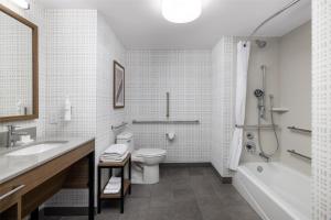 Koupelna v ubytování Hampton Inn & Suites Moline-Quad City Int'l Aprt