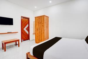 Postel nebo postele na pokoji v ubytování Hotel O AYODHYA RESIDENCY
