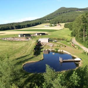 een luchtfoto van een golfbaan met een vijver bij Lodge am Wasser in Yspertal