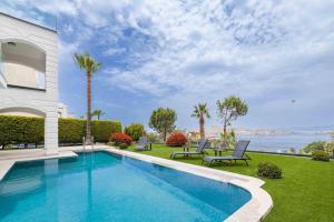 Πισίνα στο ή κοντά στο Stunning Villa with Private Pool and Luxuriest Views