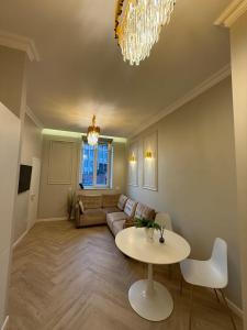 un soggiorno con un divano e un tavolo di Centre GRANT Apartment a Klaipėda