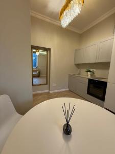 una cucina con tavolo bianco in una camera di Centre GRANT Apartment a Klaipėda