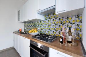 Η κουζίνα ή μικρή κουζίνα στο Verde Smeraldo-Pompei +11 φωτογραφίες