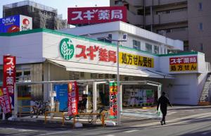 東京にあるnagumobiru202の店頭を歩く者