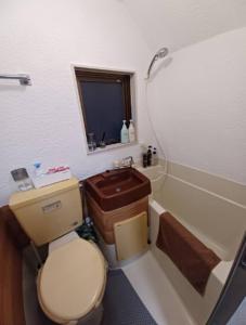 東京にあるnagumobiru202のトイレと洗面台のある小さなバスルーム +44枚の写真