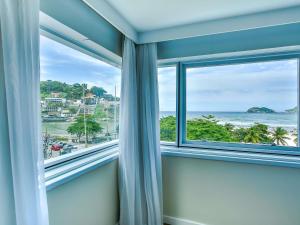 Una habitación con una ventana con vista al mar. en Mercure Rio de Janeiro Barra da Tijuca, en Río de Janeiro