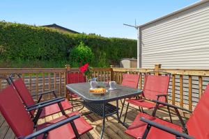 Balkoni atau teres di Hillside Splash Retreat - Heated Communal Swimming Pool & Fishing Nearby