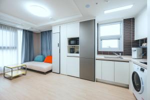 Kuhinja oz. manjša kuhinja v nastanitvi H Avenue Sasang Station Residence Hotel