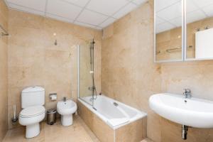ein Badezimmer mit Toilette, Waschbecken und Badewanne in der Unterkunft Campomanes Luxury Terrace Apartment in Alicante + 12 Fotos