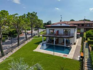 Bazén v ubytování Gardaliva by the lake in Manerba del Garda nebo v jeho okolí