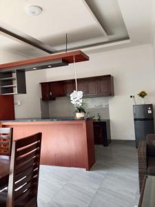 cocina con isla en una habitación en Jepun Bali Villa, en Temukus 6 fotos más