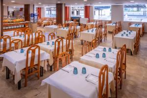 Reštaurácia alebo iné gastronomické zariadenie v ubytovaní 4R Salou Park Resort II