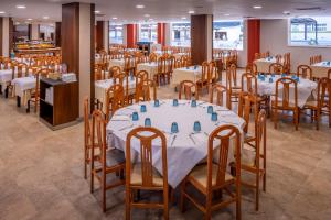 Reštaurácia alebo iné gastronomické zariadenie v ubytovaní 4R Salou Park Resort II
