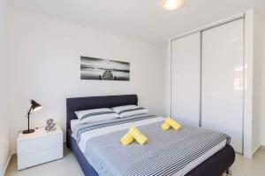 Postel nebo postele na pokoji v ubytování Apartment in Crikvenica 39077