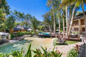 ein Bild von einem Swimmingpool bei einem Haus in der Unterkunft Belle Escapes 228-229 Luxury Beachfront Resort Palm Cove in Palm Cove