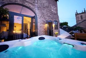 艾恩布里奇Ironbridge Tiny Hideaway的大楼前的大型热水浴池