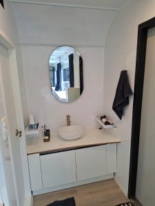 Ένα μπάνιο στο ARA Caravan Villa
