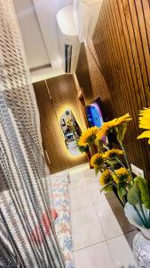 un pasillo con flores y plantas en una habitación en Atha the luxury studio 5, en Noida