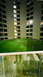 un campo verde en medio de un edificio en Atha the luxury studio 5, en Noida