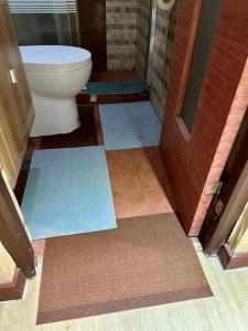 ein Badezimmer mit WC und Matten auf dem Boden in der Unterkunft Staycation at Starmall in Manila