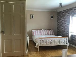 Giường trong phòng chung tại Libbard house