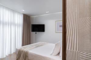Postel nebo postele na pokoji v ubytování Aeolian Spirit Suites