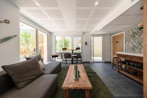 ein Wohnzimmer mit Sofa und Tisch in der Unterkunft La Corniche Bleue in Sausset-les-Pins