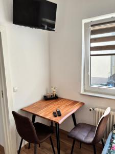 a table and chairs in a room with a window at Anna's Apartment 4 Personen in Wiesbaden