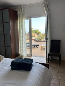 Postel nebo postele na pokoji v ubytování Villa Kura Puerto del Carmen + 33 fotografií