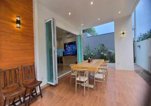 Μια τηλεόραση ή/και κέντρο ψυχαγωγίας στο Cactus Villa 2024, 4 BEDROOM