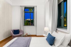 Кровать или кровати в номере Athenaeum Eridanus Luxury Hotel +95 фотографий