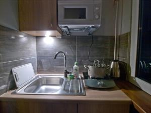 Kuchyňa alebo kuchynka v ubytovaní Apartamenty studio Metropolio Centrum