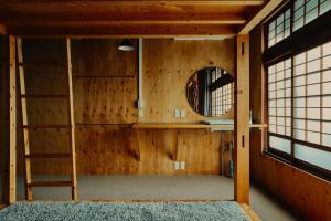 a room with a ladder and a mirror at まちの別邸 緝 shu in Kochi