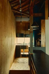 a kitchen with a black counter and a sink at まちの別邸 緝 shu in Kochi