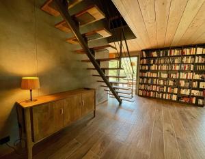 a room with a book shelf and a table with a lamp at Casa Paula in Serriera