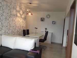 ein Wohnzimmer mit Couch und Tisch in der Unterkunft Rubin Apartman in Sárvár