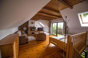 a large living room with wooden floors and ceilings at Ardea Mikołajki domek in Mikołajki