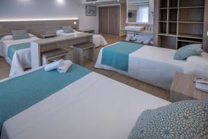 Posteľ alebo postele v izbe v ubytovaní 4R Salou Park Resort II