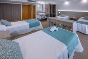 Posteľ alebo postele v izbe v ubytovaní 4R Salou Park Resort II