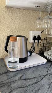 Una olla con agua encima de un mostrador en Harmony Spaces, en Kempton Park