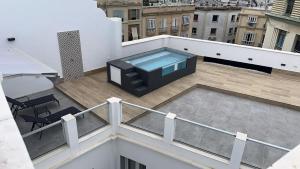 加的斯Apartamentos Soho Boutique Palillero的楼顶带游泳池的阳台